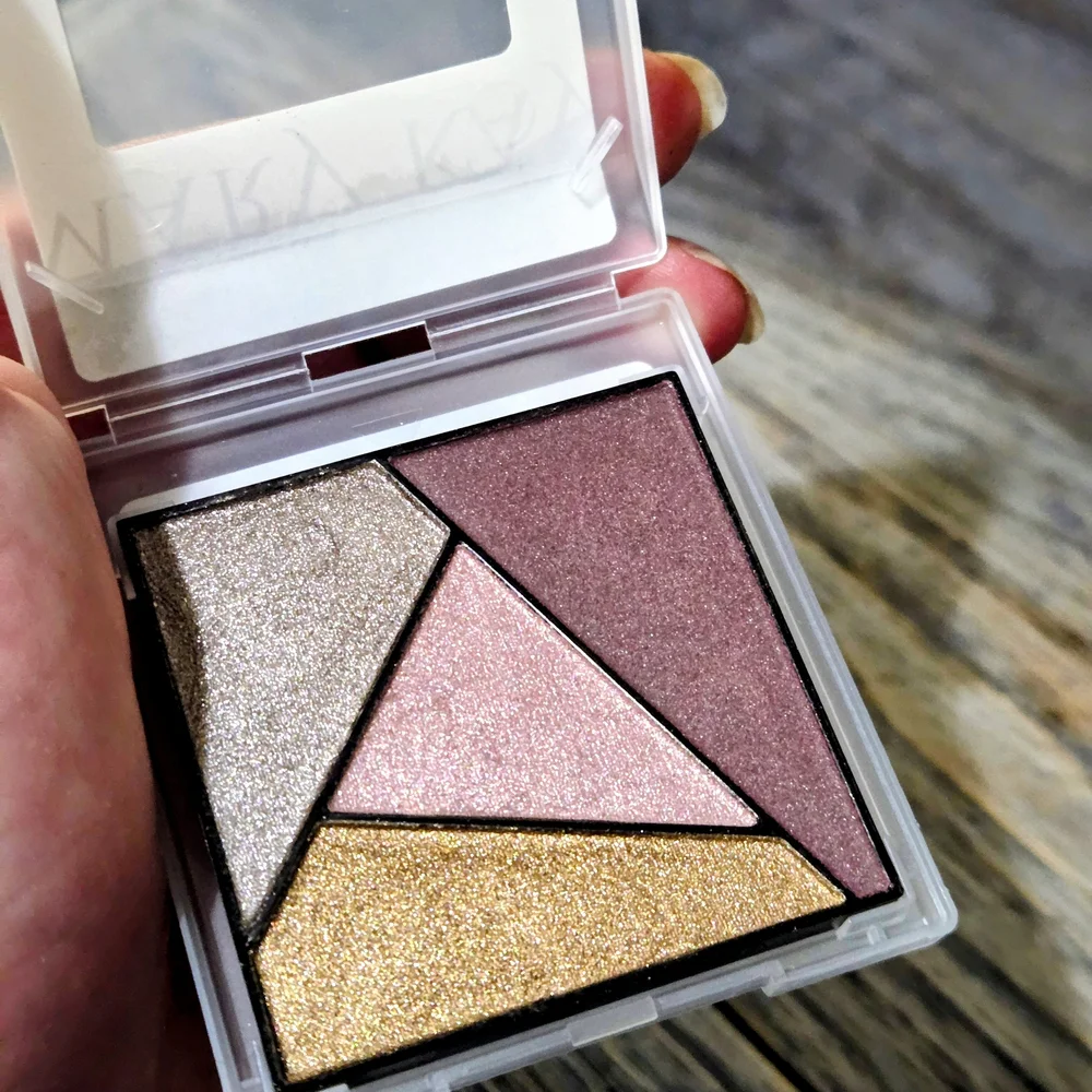 Mary Kay Glam Eyeshadow Palette with Pink and Gold Hues - Picture 2 of 7
